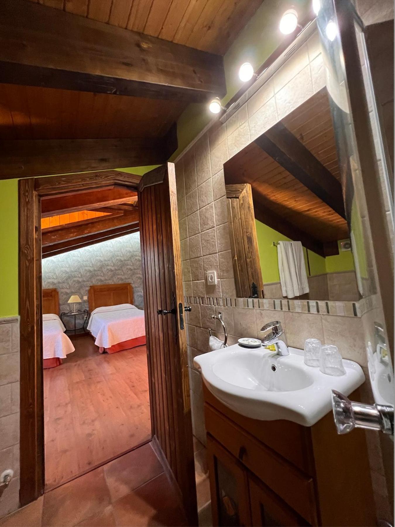 Hotel Rural Restaurante Las Baronas Santa Cruz de la Salceda Bagian luar foto